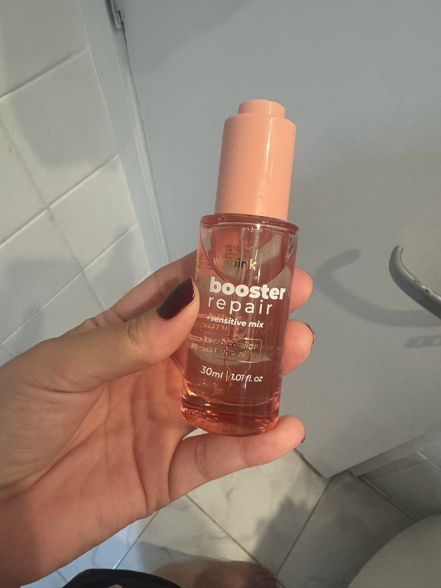putznath_'s tweet photo. cara, comprem!!! o cheiro disso é bizarro de bom e não pesa o cabelo, comprei tem 1 dia e tô passando no cabelo toda hora por conta do cheiro! a wepink precisa fazer um perfume de cabelo com o mesmo cheiro e um perfume mesmo!!!! https://t.co/YhmFDyIEm9