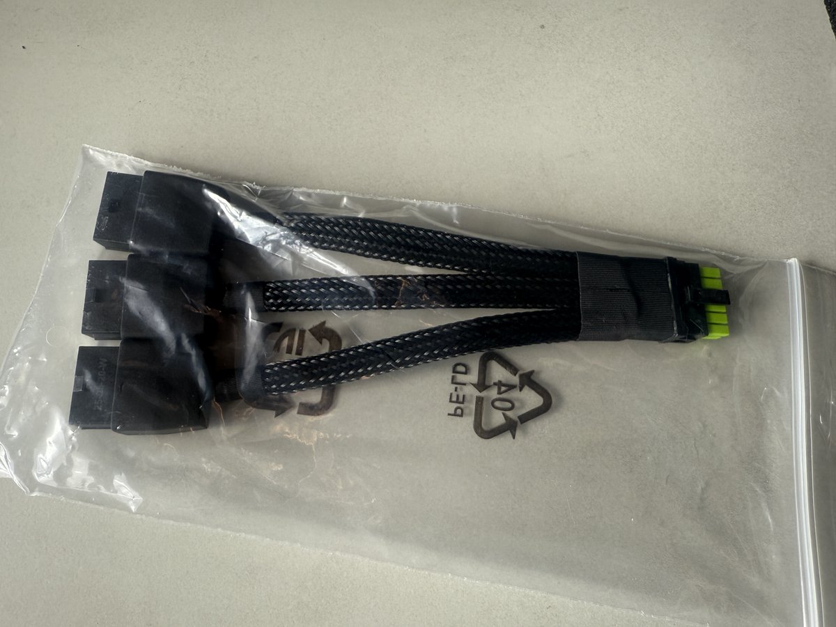 dolphin_f's tweet photo. グラボも値上げするか分からないからRTX5080で一番安いであろうパリットグラボ。そして噂の8ピン3本束ねて12VHPWRコネクターに変換するケーブル https://t.co/3AeZcPukgH