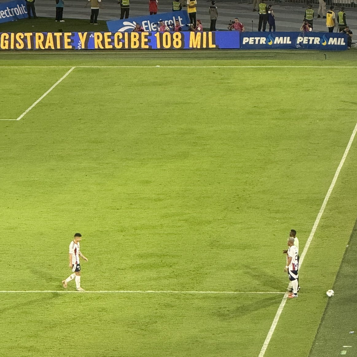 2007 - 2025

Primer y último partido de un ídolo, una leyenda, una historia completa, en el Metropolitano de Barranquilla con <a href="/JuniorClubSA/">Junior FC</a>.

Teófilo Gutíerrez por siempre 👑