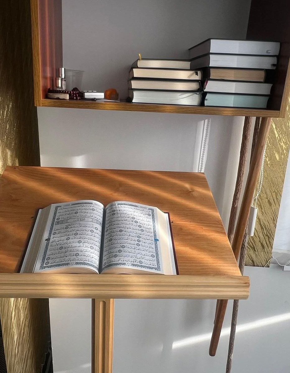 ftamysa's tweet image. "ما رأيت ولا سمعت أحدًا قط لزِم ثغر القُرآن ملازمة حقيقيّة بكثرة مُجالسته ومُشاورته؛ إلا وبان عليه أثره من النّور واقتباس الحكمة، ولعلّ هذا من عاجل بركاته. فمن بركة القرآن على صاحبه؛ أنّه يهديه لأحسن الأقوال، ويهديه لأحسن الأعمال، ومن رُزق الهُدى القُرآني؛ رُزق الفلاح ولا بدّ"