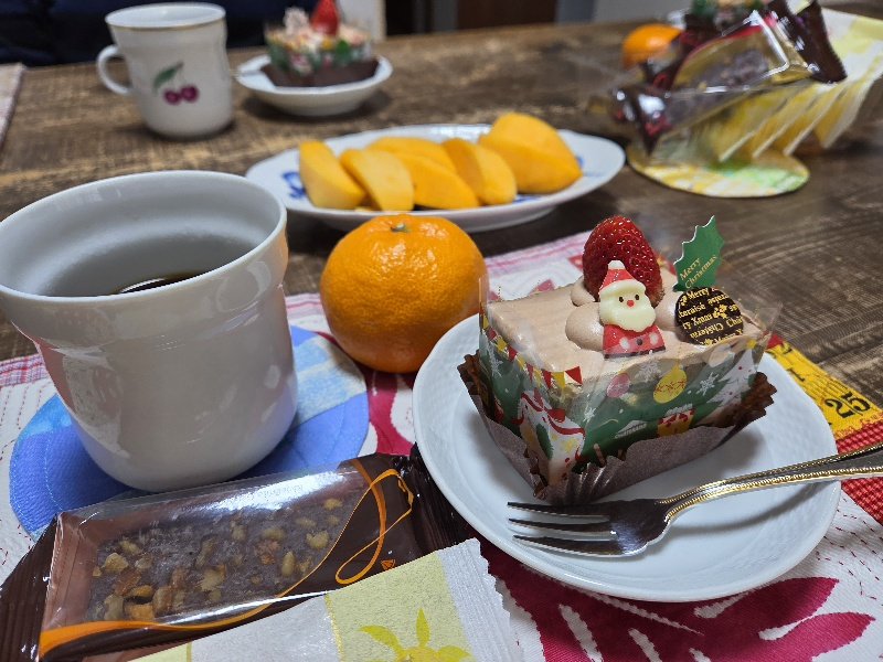 koronthi's tweet photo. 昨日は今年最後のパッチワークの日でした。
パッチワークがはかどらなくてもおしゃべりの時間が楽しい！。 https://t.co/F6wqEoQrCM