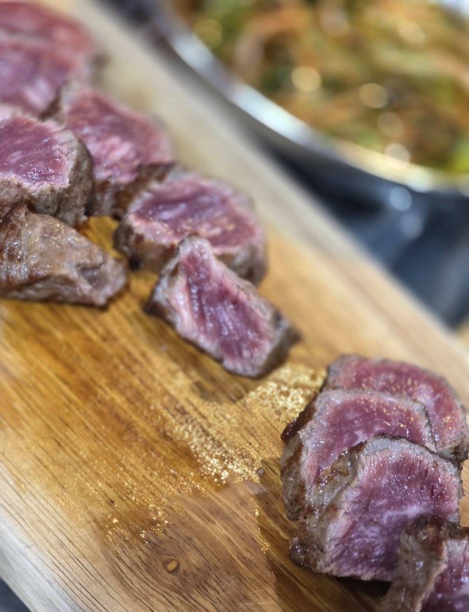 msRobin__'s tweet image. 이날 처음 들었다. 에세머 타임 ???🤨🤨🤨

차가 잔뜩 막히는 불금 정작 경기 도민 셋만 서울의 약속 장소에 정시 도착

펨들도 안늦었는데 지각한 서울사는 멜 둘 잔뜩 억울한 표정으로 원래 에세머들은 기본 1시간씩 늦는다는 에세머 타임을 주장 ???

원래 에세머의 벌칙은 더 가혹하지 않나?🤔🤔🤔