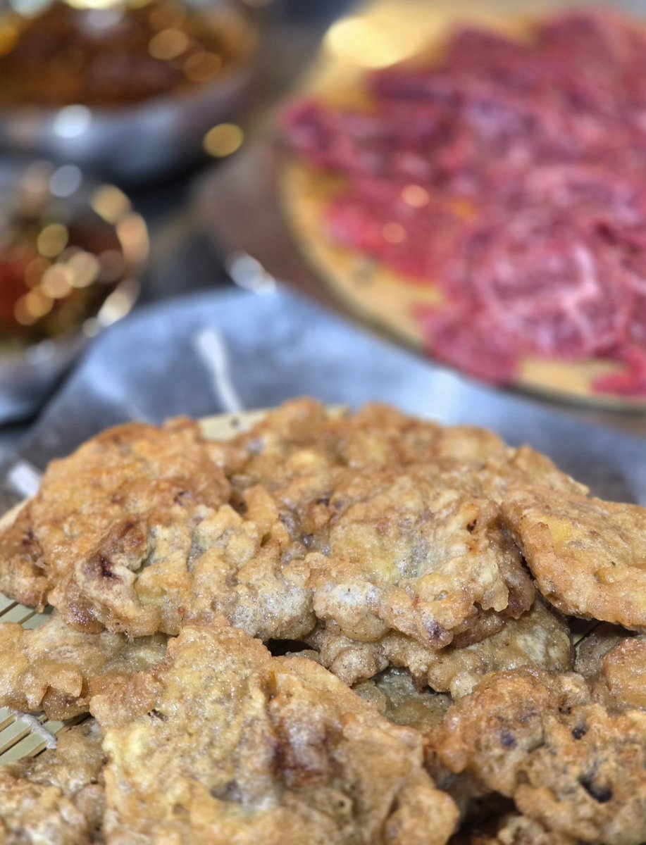 msRobin__'s tweet image. 이날 처음 들었다. 에세머 타임 ???🤨🤨🤨

차가 잔뜩 막히는 불금 정작 경기 도민 셋만 서울의 약속 장소에 정시 도착

펨들도 안늦었는데 지각한 서울사는 멜 둘 잔뜩 억울한 표정으로 원래 에세머들은 기본 1시간씩 늦는다는 에세머 타임을 주장 ???

원래 에세머의 벌칙은 더 가혹하지 않나?🤔🤔🤔