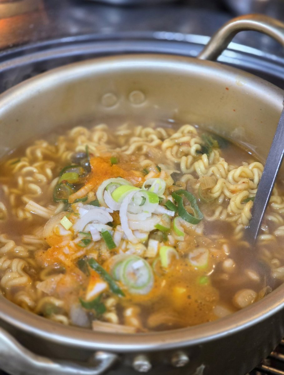 msRobin__'s tweet image. 이날 처음 들었다. 에세머 타임 ???🤨🤨🤨

차가 잔뜩 막히는 불금 정작 경기 도민 셋만 서울의 약속 장소에 정시 도착

펨들도 안늦었는데 지각한 서울사는 멜 둘 잔뜩 억울한 표정으로 원래 에세머들은 기본 1시간씩 늦는다는 에세머 타임을 주장 ???

원래 에세머의 벌칙은 더 가혹하지 않나?🤔🤔🤔