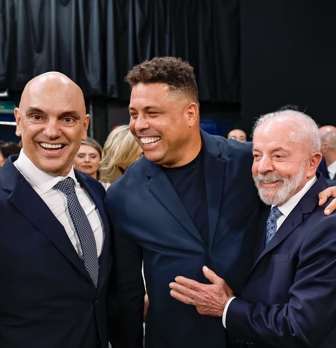 KriskaCarvalho's tweet photo. O meu brilho você quer
Meu perfume você quer
Mas você não leva jeito
Pra ter sucesso, amor, tem que fazer direito https://t.co/OuG93sStEj