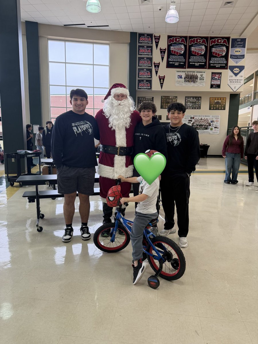 CL Hawks Football tweet media