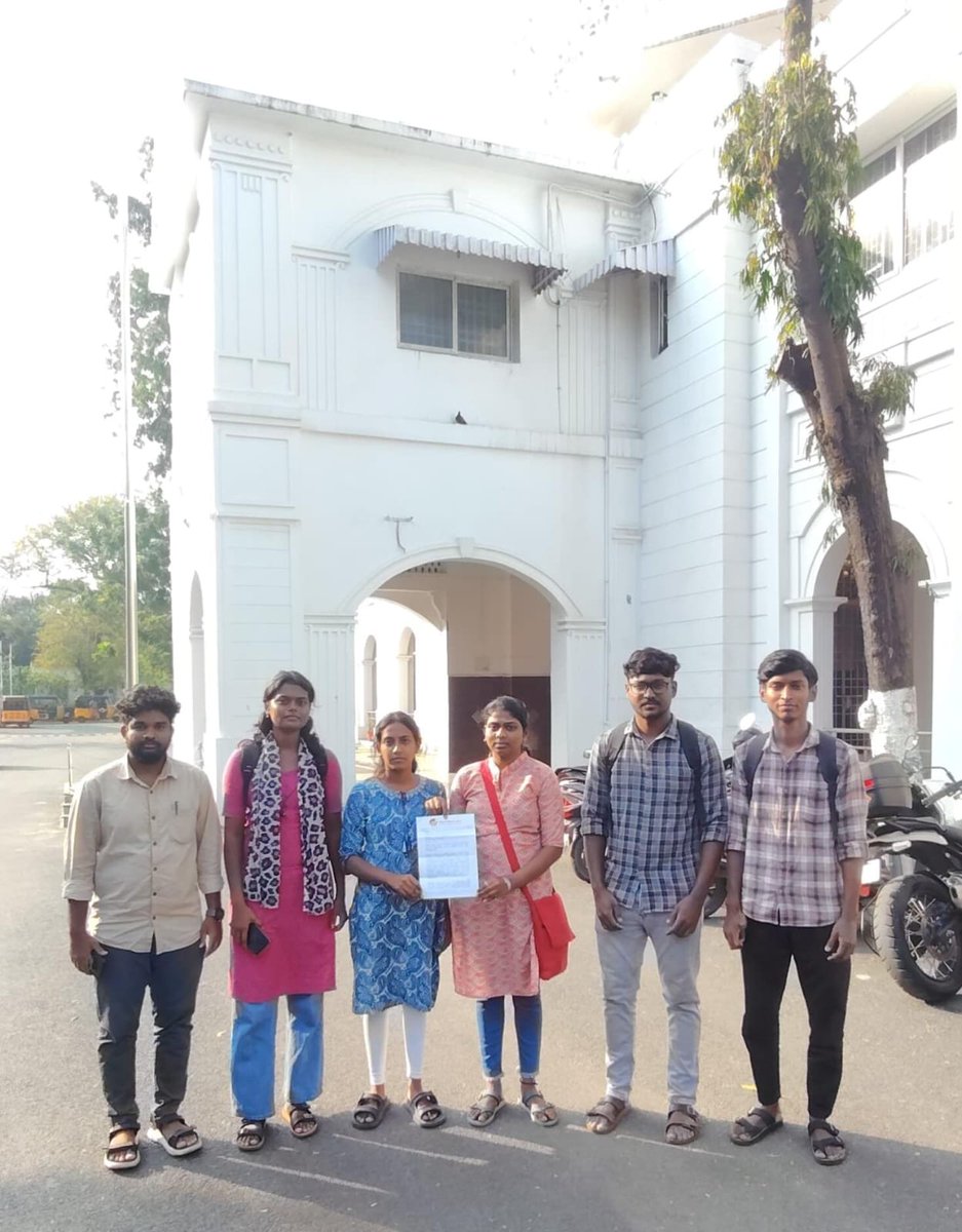 அரசு உயர்நிலை,  மேல்நிலைப் பள்ளிகளில் தொழில்துறை பயிற்சி மையங்கள் (ஐடிஐ) அமைக்கும் தமிழ்நாடு பள்ளிக் கல்வித் துறையின் சுற்றறிக்கையை திரும்ப பெற கோரி இந்திய மாணவர் சங்கம் தமிழ்நாடு மாநில குழு சார்பில் பள்ளிக்கல்வி இயக்குனர் அலுவலகத்தில் மனு அளிக்கப்பட்டது.

#sfi #sfitn #TnGovt