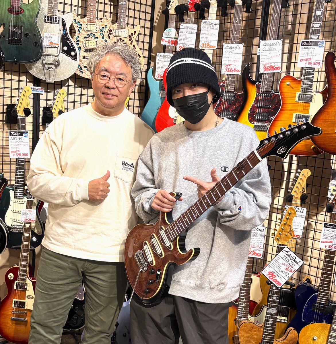 2FSoundhunter's tweet photo. ヴィジュアル系バンドBugLugのギタリストの優さん来店！当店で買っていただRokugenのギターの修理品の受取りのため当店でサウンドチャッ��後お渡しでした。ばっちりとのこと！気さくにギター談義やプロの機材のお話が聞けました。なんと優さんは各務原市出身！店長とパチリ！#Buglug #優 #rokugen https://t.co/OCAfIBWAEG