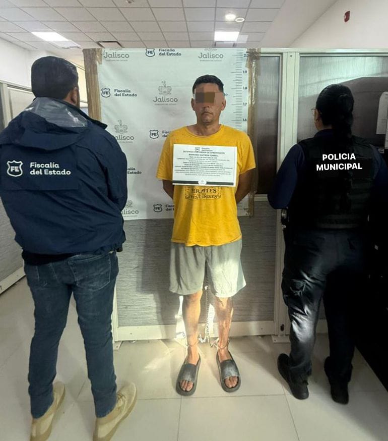 La <a href="/FiscaliaJal/">Fiscalía del Estado de Jalisco</a> y policías <a href="/SCVallarta/">Seguridad Ciudadana de Puerto Vallarta</a> detuvieron hoy viernes a Mariano «N», presunto feminicida Teresa, una maestra jubilada de Las Juntas, quien fue encontrada degollada en su vivienda el pasado martes.
#PuertoVallarta 
vallartahoy.com/puerto-vallart…