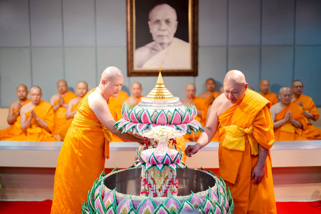 DMCupdates's tweet photo. เจ้าอาวาสวัดพระธรรมกายบาวาเรีย สหพันธ์สาธารณรัฐเยอรมนี เป็นประธานสงฆ์ในพิธีสักการะพระบรมสารีริกธาตุ ซึ่งจะนำไปประดิษฐานบนยอดพระประธาน ณ วัดพระธรรมกายเนเธอร์แลนด์ พร้อมทั้งพิธีถวายกองทุนการเผยแผ่ 30 วัด ทวีปยุโรป และพิธีถวายแผ่นจารึกมงคลนาม https://t.co/EfoBsLuF5S https://t.co/mGN8id957u