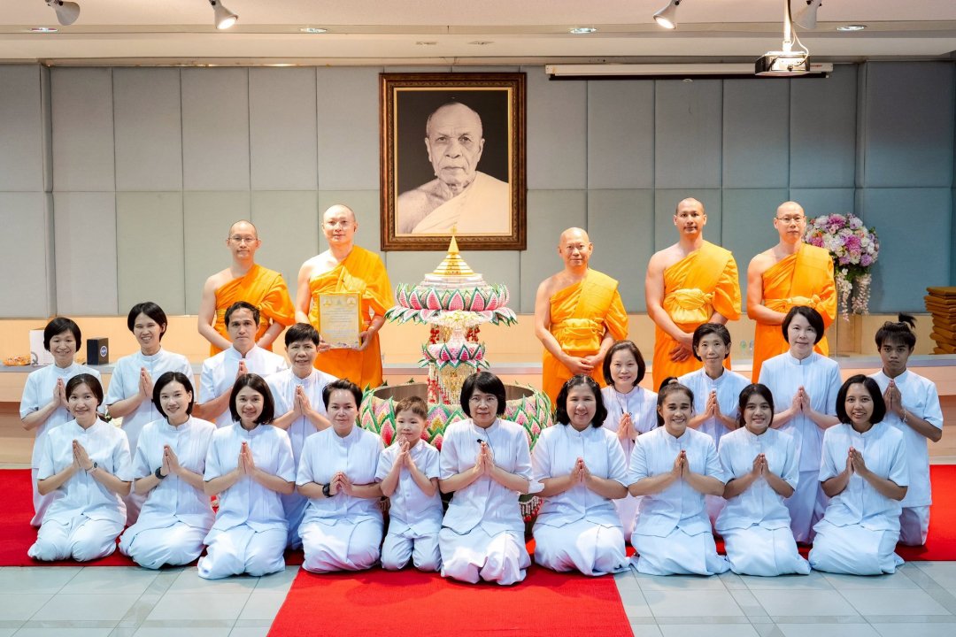 DMCupdates's tweet photo. เจ้าอาวาสวัดพระธรรมกายบาวาเรีย สหพันธ์สาธารณรัฐเยอรมนี เป็นประธานสงฆ์ในพิธีสักการะพระบรมสารีริกธาตุ ซึ่งจะนำไปประดิษฐานบนยอดพระประธาน ณ วัดพระธรรมกายเนเธอร์แลนด์ พร้อมทั้งพิธีถวายกองทุนการเผยแผ่ 30 วัด ทวีปยุโรป และพิธีถวายแผ่นจารึกมงคลนาม https://t.co/EfoBsLuF5S https://t.co/mGN8id957u