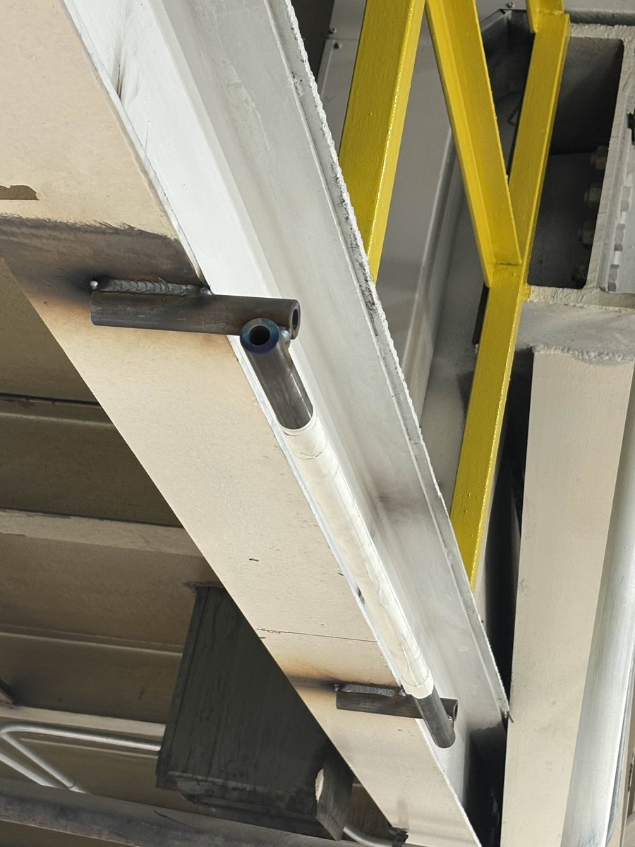 Um dos caras da oficina improvisou uma barra de flexões com sucata de metal, então fizemos uma competição de flexões hoj