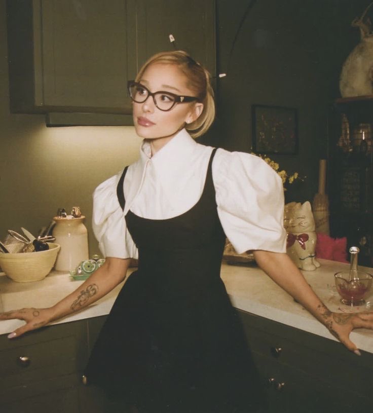 brixciyo's tweet image. hoje eu fiz a roupa da ariana pra minha boneca da glinda