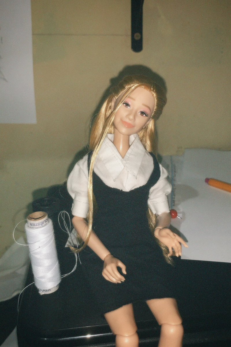 brixciyo's tweet image. hoje eu fiz a roupa da ariana pra minha boneca da glinda