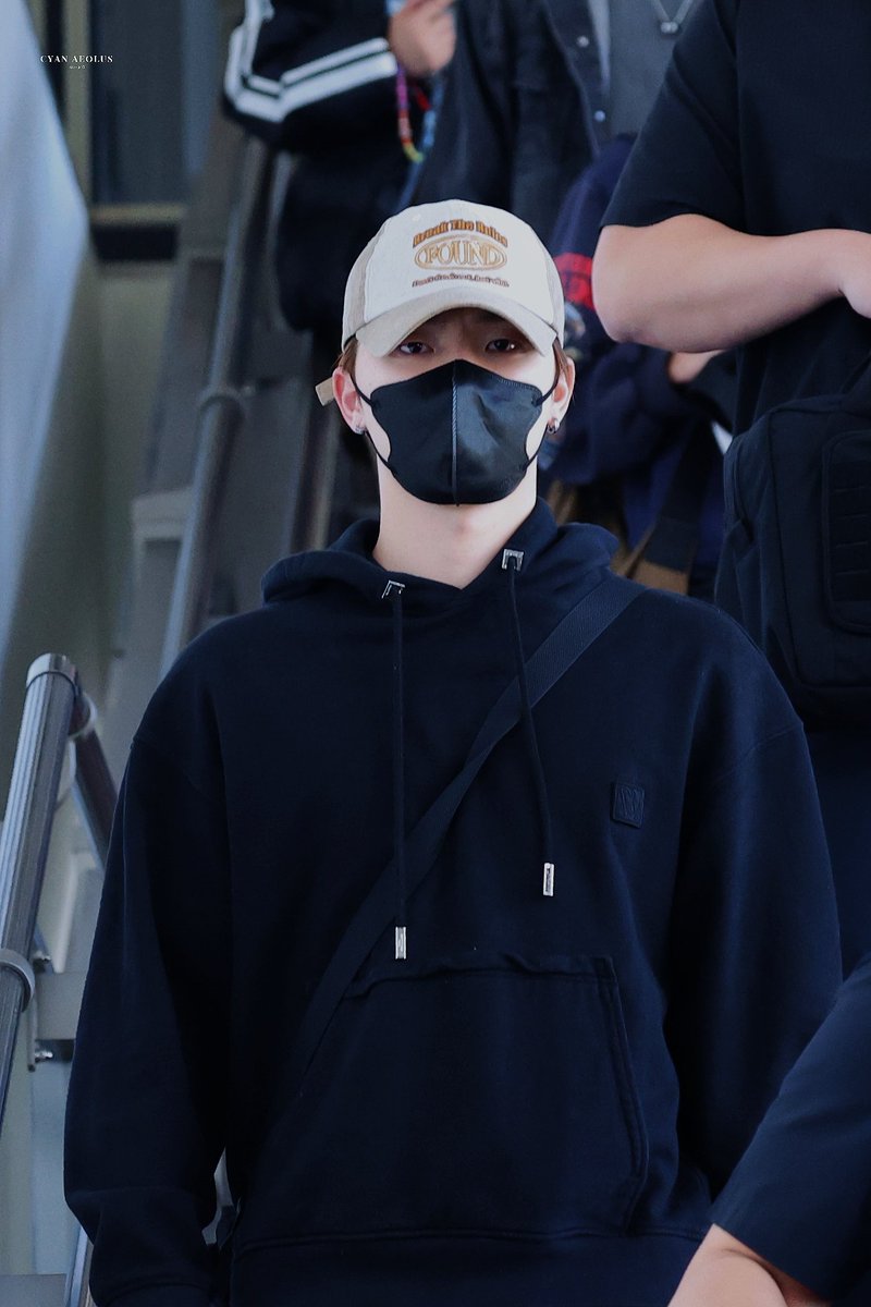 msiakpopfans's tweet photo. [📸] 251213 NRT ✈️ KUL

#SEVENTEEN's #DK &amp; #DINO spotted at Narita International Airport, heading to Malaysia for Mister Potato Jinjja Crunch Meet and Greet

Cr: Dueto0218 &amp; dinonaraCyan

#MisterPotato #JinjjaCrunch #도겸 #디노 #세븐틴 #SEVENTEENinKL #SEVENTEENinMY https://t.co/G7bDwOnWyb