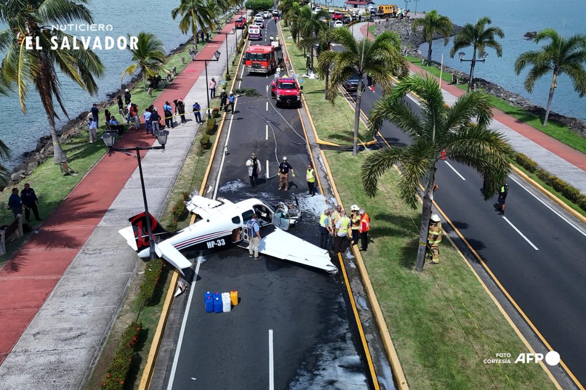 NoticieroSLV's tweet photo. Un avión Beechcraft Bonanza, modelo BE33, realizó un aterrizaje de emergencia el jueves en plena vía de la Calzada de Amador, en Panamá, luego de presentar fallas mecánicas durante el vuelo.

Las cuatro personas a bordo fueron atendidas en el lugar y no se reportaron heridos ni fallecidos. La Autoridad Aeronáutica Civil mantiene una investigación para determinar las causas del incidente.