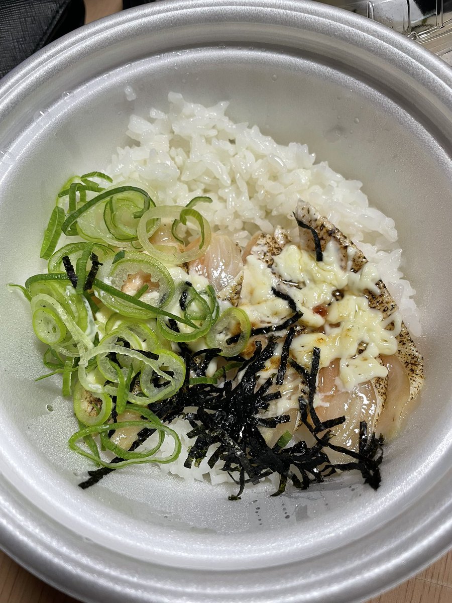 ATSA1024's tweet photo. 松屋のサーモンマヨ丼量少なすぎwww https://t.co/1VWNheR8k4