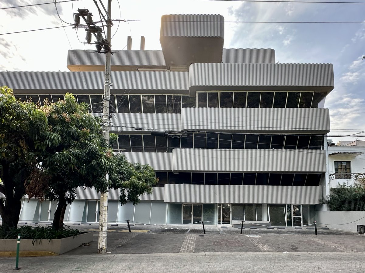 ExaArq's tweet photo. 🏢 Edificio Lluviano
Arq. Félix Aceves Ortega
Arquitectura Brutalista (1978)
Col. Americana, #Guadalajara, Jalisco

Otra obra de Aceves, donde utiliza el concreto para crear un juego de volúmenes escalonado. Su uso es de oficinas. Me alegra que haya sido recientemente restaurada. https://t.co/UqwJQZDEGQ