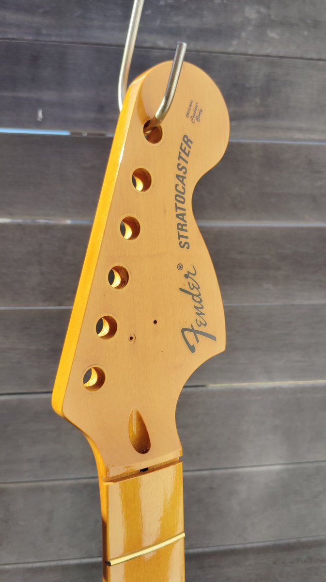 ウレタン塗膜を剥がして、ニトロセルロースラッカーでビンテージ