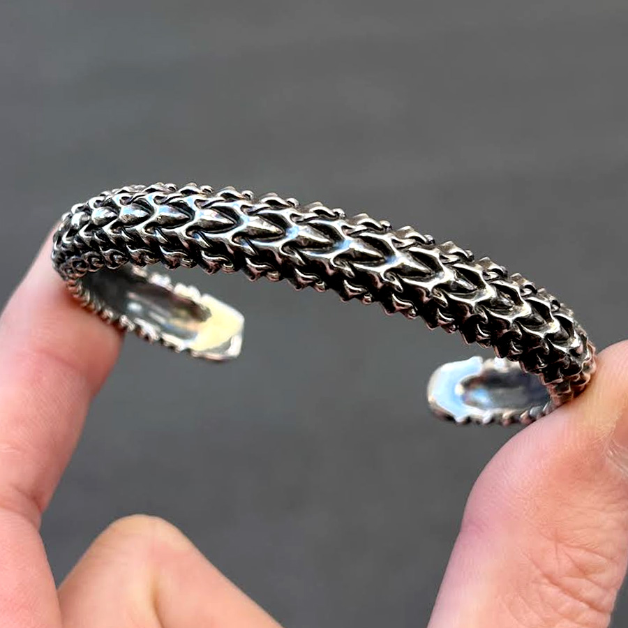 脊椎がモチーフのバングル！ STRANGE FREAK DESIGNS 「アディアナ