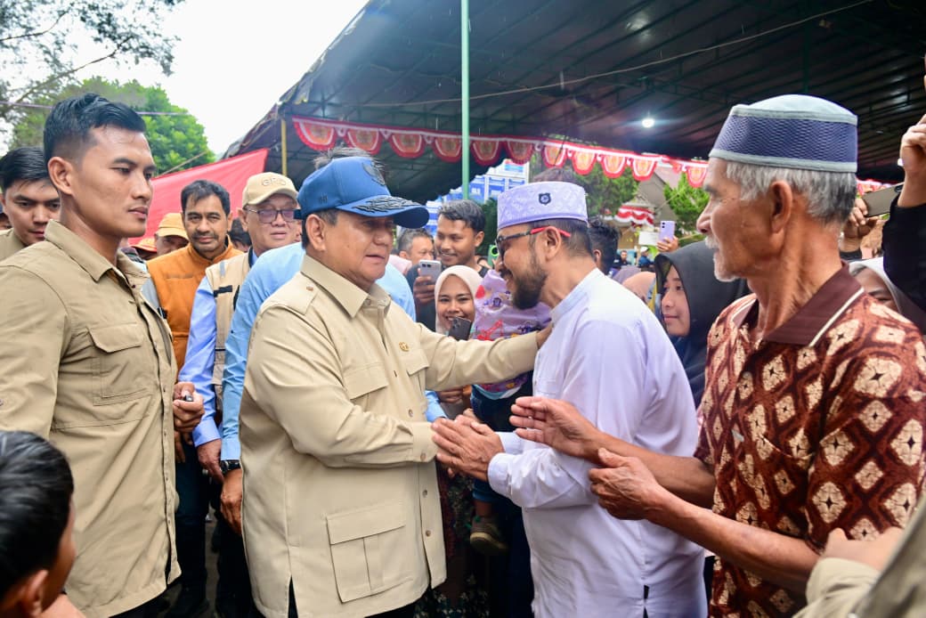 KemensetnegRI's tweet photo. Presiden Prabowo Tinjau Wilayah Bencana Bener Meriah

Presiden Prabowo Subianto melanjutkan peninjauan wilayah terdampak bencana di Provinsi Aceh dengan mengunjungi posko pengungsian di SMPN 2 Wih Pesam, Kabupaten Bener Meriah, Jumat (12/12/2025). 

Di SMPN 2 Wih Pesam yang menampung 1.161 pengungsi, Presiden Prabowo kembali menegaskan komitmen penuh pemerintah dalam percepatan pengiriman bantuan dan pemulihan wilayah terdampak bencana di Sumatra. Presiden pun menyampaikan bahwa rencana penanganan telah disiapkan, termasuk perbaikan jembatan yang rusak, jalan-jalan yang longsor, dan pemulihan listrik di daerah terdampak. (1/2)