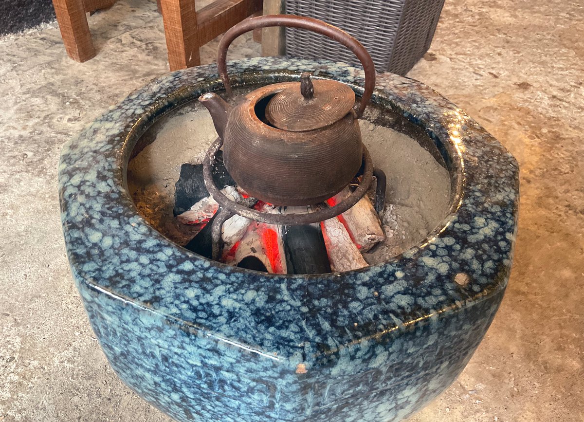 火鉢の登場と相成りまして 冬季のスタートを感じますな❄️ 暖かし