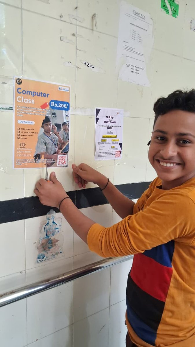 apnipathshalain's tweet photo. Parents are actively asking for computer education for their children.

While putting up posters, families themselves offered to spread the 
word in their area. This is how impact grows locally.

#DigitalEducation #GrassrootsImpact #LearningForFuture https://t.co/8FD54SG1OP