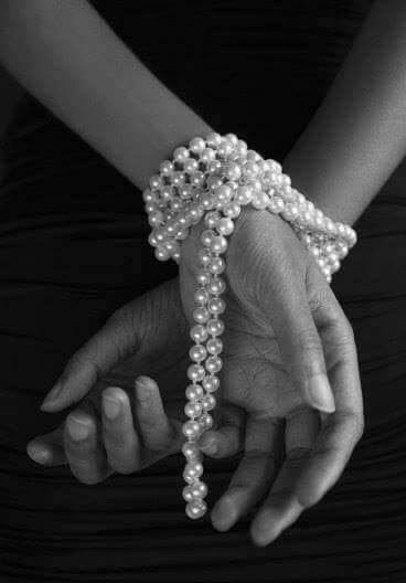 ItalianMermaid_'s tweet image. #pearls #blackandwhitephotography