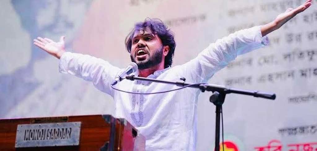 बांग्लादेश में शेख हसीना सरकार को हटाने में प्रमुख भूमिका निभाने वाले जेहादी इस्लामिक युवा नेता शरीफ उस्मान हाड़ी को कल दोपहर में उस समय अज्ञात हमलावरों ने अपने गोली का निशाना बनाया जब वह जुम्मे की नमाज़ से वापस लौट रहा था। 

इंकलाब मोंचो के राष्ट्रीय प्रवक्ता और जुलाई में शेख