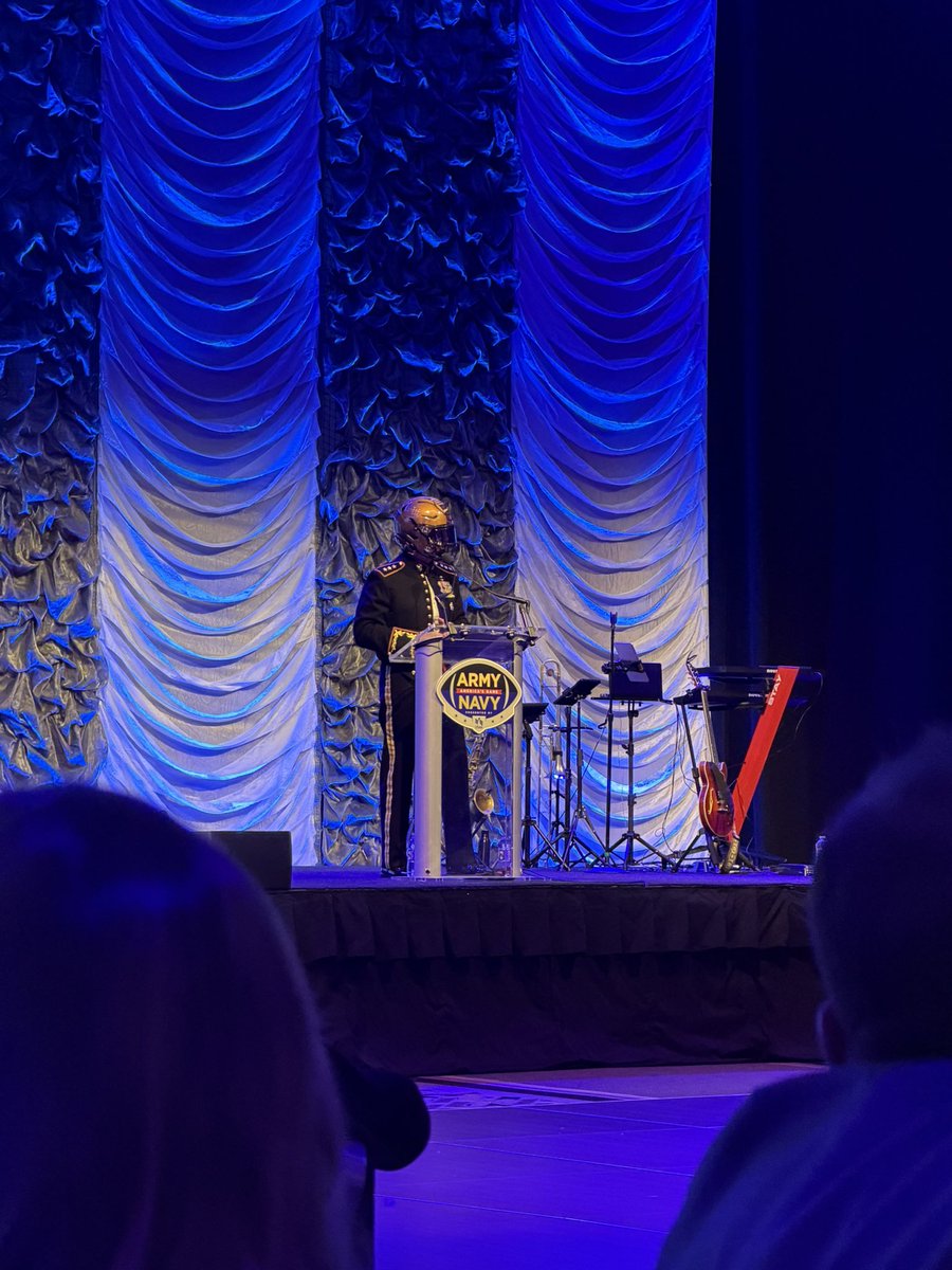 bportnoy15's tweet photo. At tonight’s Army-Navy gala in Baltimore, Navy Superintendent Lt. Gen. Michael Borgschulte slipped on a helmet and hit a Hulk-style flex to fire up the Mids-partial side of the room.
Absolute electric factory. https://t.co/nUbzC0Atb4