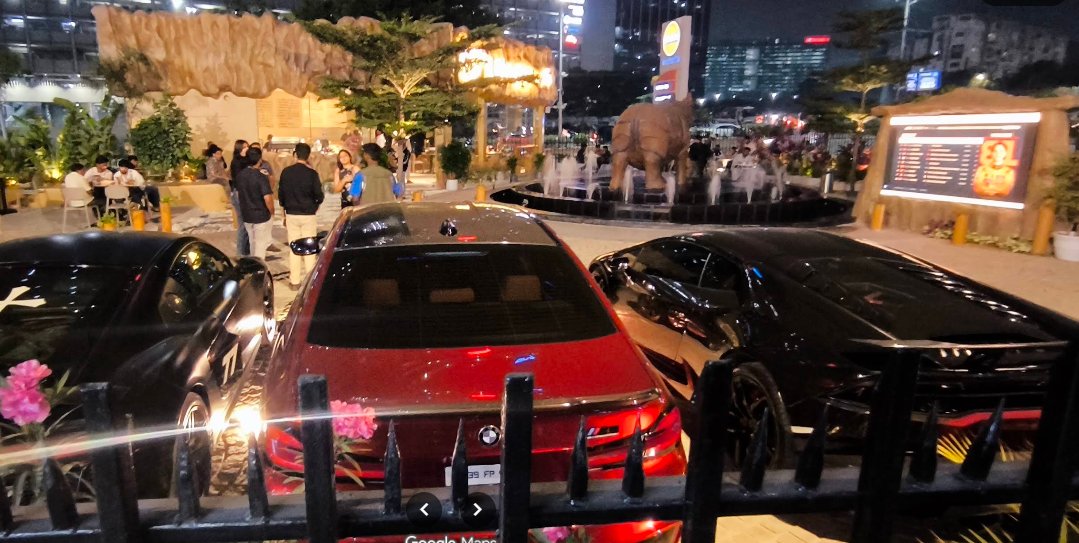 ChennuSridhar's tweet image. New cafe in the heart of #HITECCity 

#UkusaRhino Cafe,  owned by national-level racer Sandeep Nadimpalli

Features outdoor seating with a big screen to watch F1 races and IPL matches

📷 : Mohan pathina/sandeep