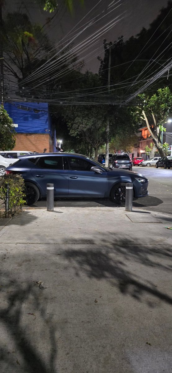 Den_Ciud's tweet photo. @UCS_GCDMX @SSC_CDMX Tlacotalpan y Aguascalientes Roma Sur, este cupra sin importarle estacionado en paso peatonal, favor de levantar sancion correspondiente https://t.co/CNBKNaQ3Px