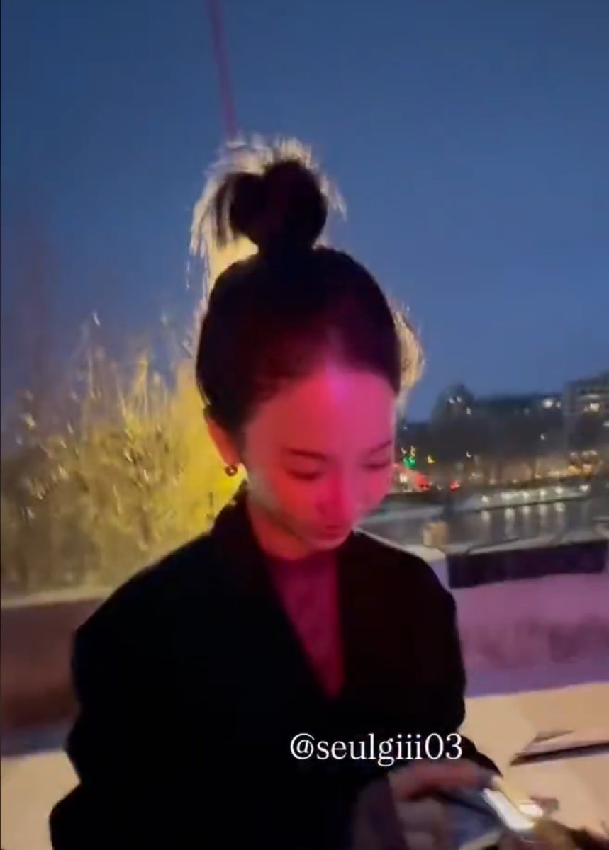 나름 잘싸매진 깔끔똥머리였는데 저녁되니까 흐물텅똥머리된 거 너무 귀여움…ㅋㅋㅋㅋㅋㅋㅋㅋㅋㅋ