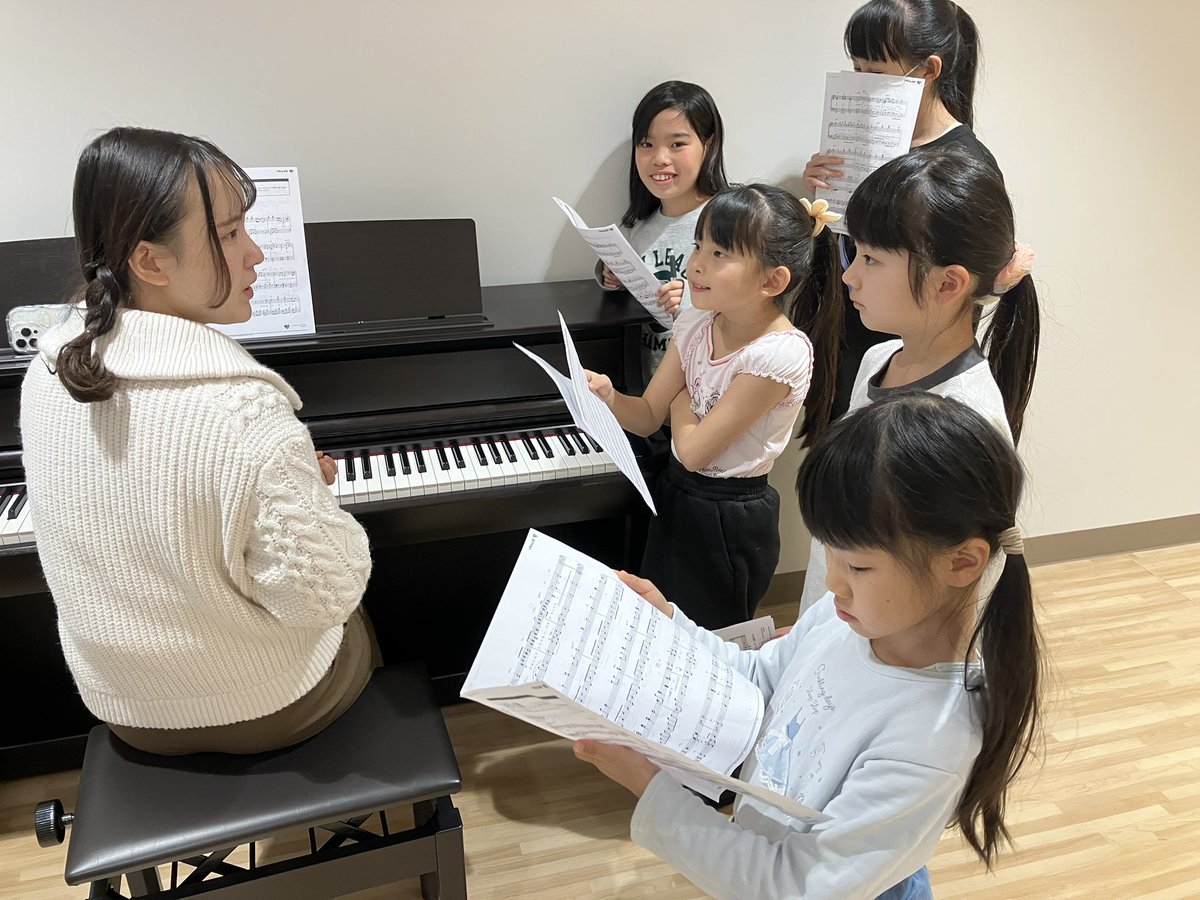 plusnewkids's tweet photo. 今日も「うた」「芝居」「ダンス」ガッツリ3時間✨

お芝居ではゲラゲラ笑いながら台本や基礎ワークをし、ダンスもイケイケダンスをやりました✨

歌の代講には #片岡芽衣 先生にお越し下さり、細かく一人一人お歌のアドバイスをして頂き、みんな自信を持ってソロパート歌えるようになっていきました💕 https://t.co/hTwF1tDJOd