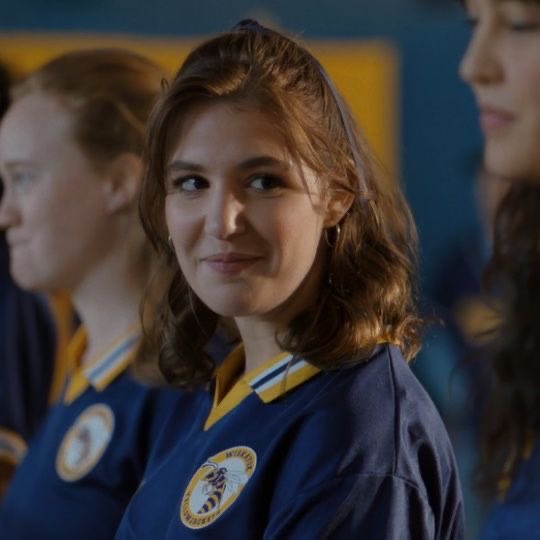 rozcourt's tweet photo. se eu ganhasse um real toda vez que a sophie nelisse estivesse numa série gay, com esportes e que comesse gays, eu teria dois reais, o que não é muito, mas é engraçado que tenha acontecido duas vezes https://t.co/nClBwitPGL