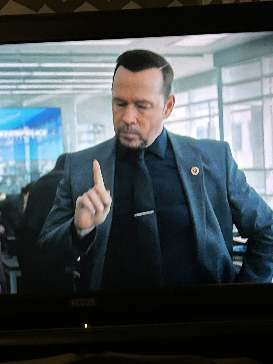 pumpakin1013's tweet photo. @DonnieWahlberg Danny Reaganβs suit just got π₯ #BostobBlue https://t.co/jGjERAaJRg