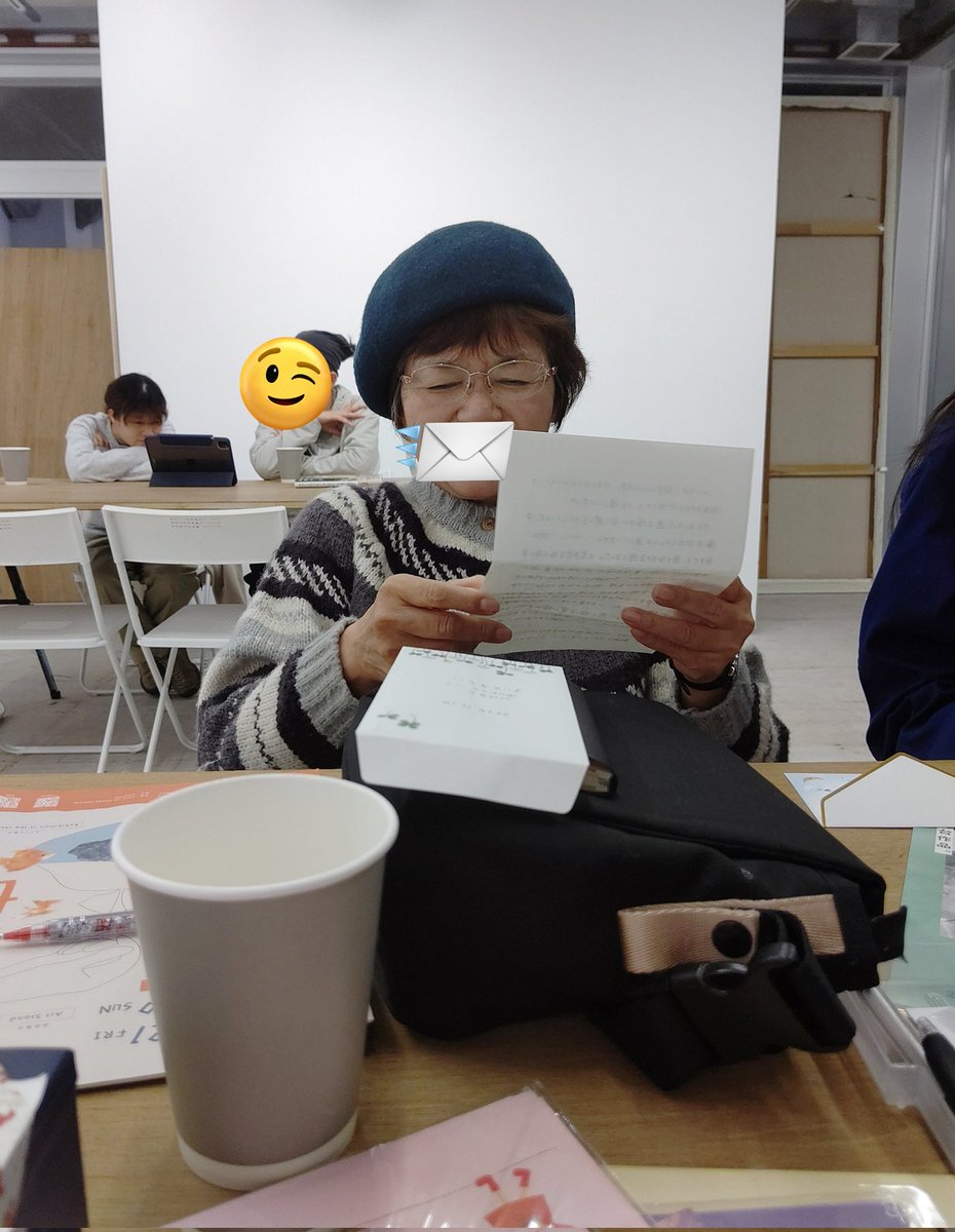 水曜は再びSLOW ART CENTER NAGOYAへ。ここで始めたい部活動の構想があり、相談も兼ねて。勧められてた「お手紙クラブ」に参加。母を一人にしておけない不安があったが、「じゃあ一緒に連れて行けばいいんじゃね？」と2人で行ったのだった。自己紹介やアイスブレイクのあと、それぞれお手紙を書く✏️