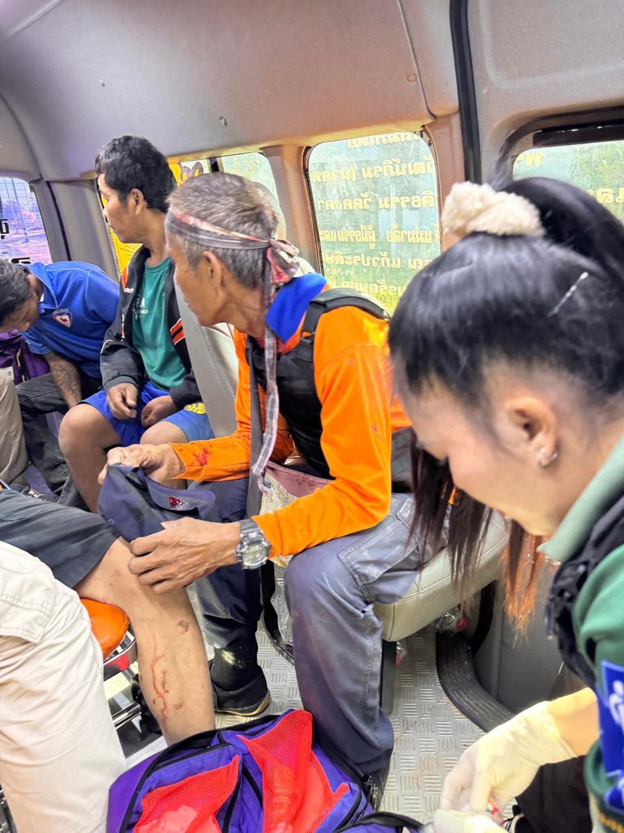 Khmerally's tweet photo. 🚨Urgent!, Cambodian troops launched a barrage of BM-21 rockets at civilian homes along the border in Sisaket Province. 
Initial reports say multiple villagers were injured, ranging from minor to moderate, with two critically injured cases.
#hunsenwarcriminal 
#TruthFromThailand https://t.co/ub6WWRtAFZ