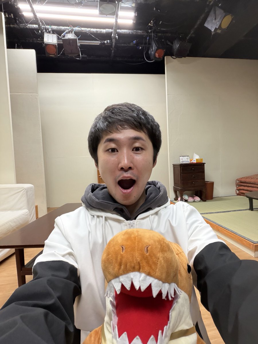 本日も『酉谷家の人々』よろしくお願いします！！
テラちゃんとツーショット！！🦖📸
本日も当日券あるので是非見に来てください！！

↓こちらからも予約まだできますよー！
予約フォーム(庄司大希扱い)
quartet-online.net/ticket/toritan…

#酉谷82
#舞台
#演劇