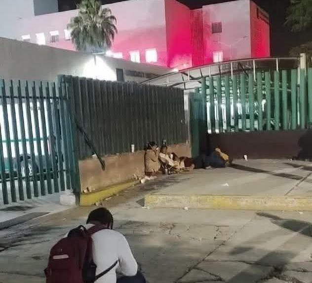 Nadie habla de lo cruel que es esperar fuera de un hospital. La angustia de no saber si tu paciente está bien y la impotencia de escuchar: ‘falta este medicamento’. 
Ahí también se sufre.