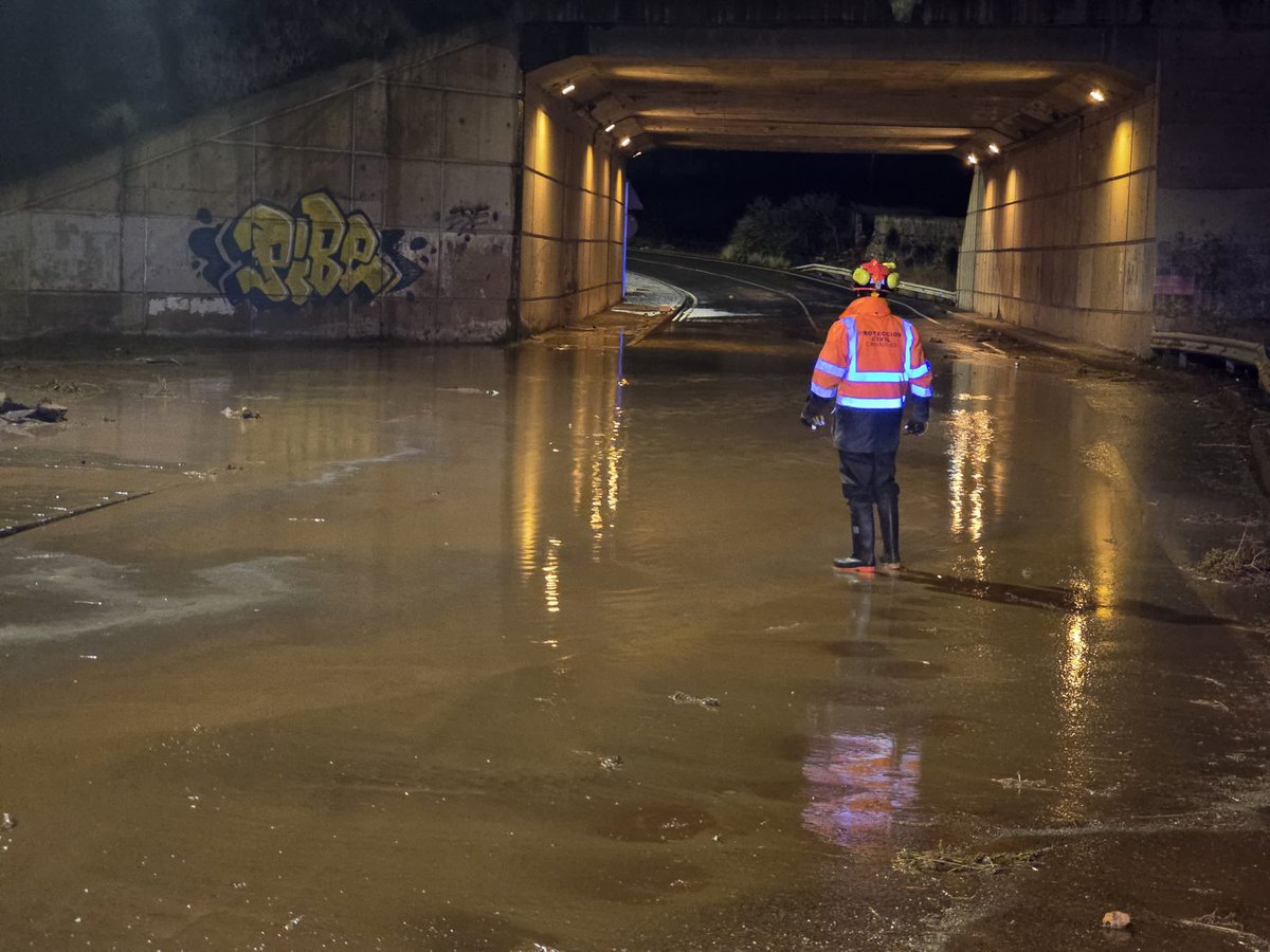 04.00h | ALERTA BORRASCA EMILIA | Precaución a la entrada a Salinetas por el antiguo Ikea. Las lluvias inundan ambos carriles