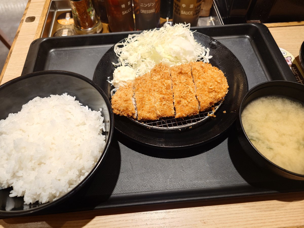 どちらも今２００円引きやクーポンで２００円引きキャンペーン中のかつやと松のや比べたらごはん、味噌汁おかわり無料店がある松のやになるんよなー(´～｀)ﾓｸﾞﾓｸﾞ
モーニング時間帯過ぎたら閑古鳥くらいに人掃けるからゆっくり食べれるからの

かつやは大根の漬物食べる店と認識している