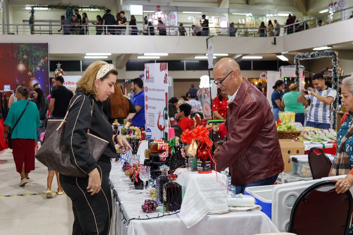 🎄✨ ¡El Bazar Navideño ya abrió sus puertas en Expocentro! 🎅🏻

Este viernes, la Cámara de Comercio e Industrias de Cortés inauguró esta edición especial con el encendido del árbol, fuegos pirotécnicos, la villa navideña y un ambiente familiar lleno de alegría.

El evento contó