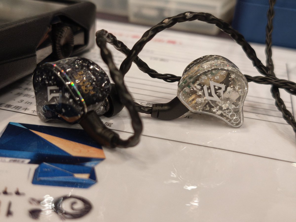 oto_iro_enpi's tweet image. qdc CRAVE
フェイスプレートカッコよすぎやろ〜🥳
流石に全帯域クオリティ高い…
迫力と美音をちょうどいい塩梅で混ざり合ってて、特にギターのアルペジオ、ドラムのハイハットの響き、スネアの生々しいさはズバ抜けてた。
正直、EMPERORより好きなチューニングだったな👍
#qdc 
#CRAVE
#アユート