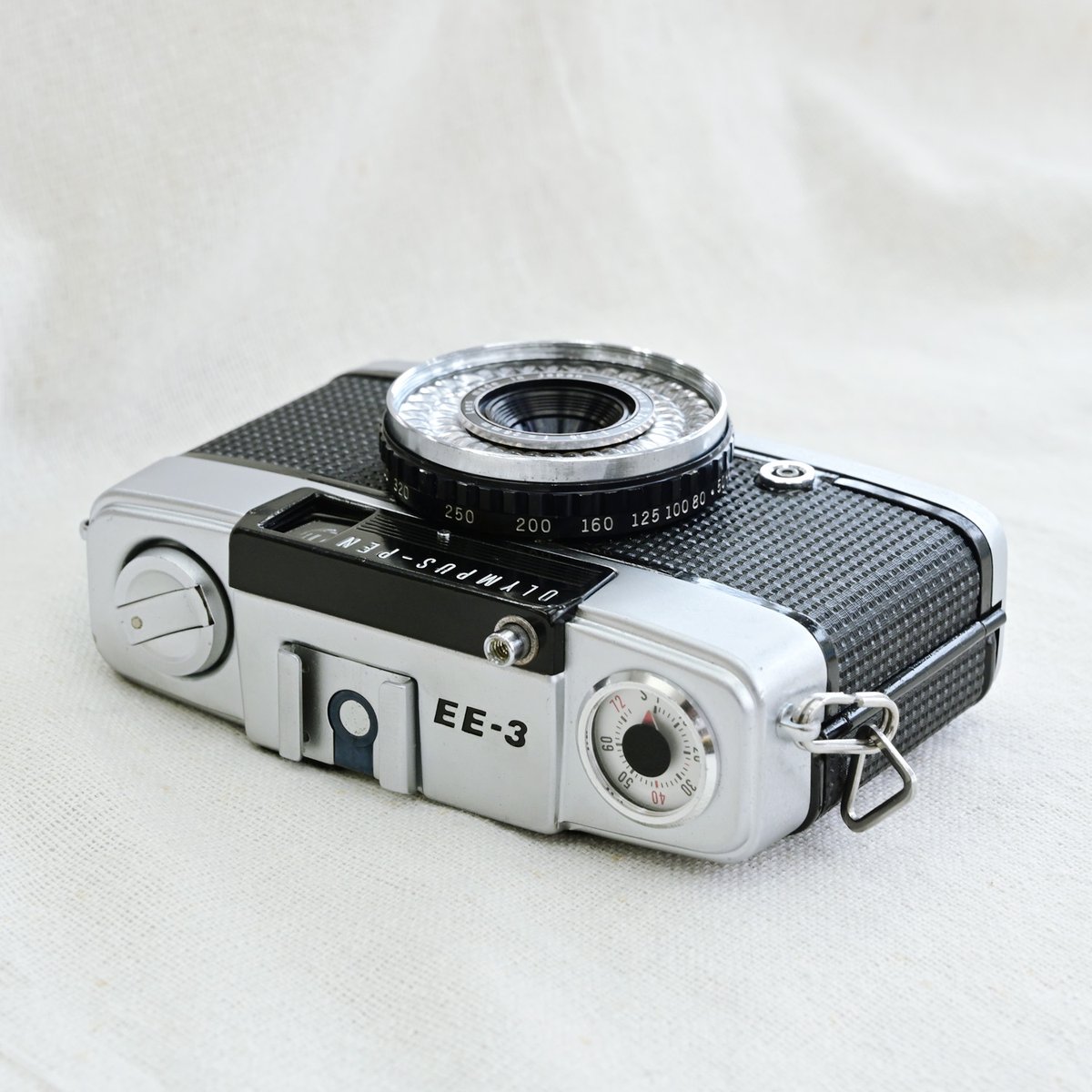 champcamera's tweet photo. 中古　OLYMPUS PEN EE-3 [OH済]　￥22,000-　by 青葉台店

EEシリーズの第3世代・黒の革張りが印象的なEE-3
固定焦点×自動露出×セレン式で電池不要で、誰でもカンタンに写真が撮れるハーフサイズカメラです📷
こちら安心の整備済み個体です✨

#中古カメラ #フィルムカメラ #ハーフカメラ #PENEE3 #青葉台 #横浜青葉台 

https://t.co/gxN6ns9NbC