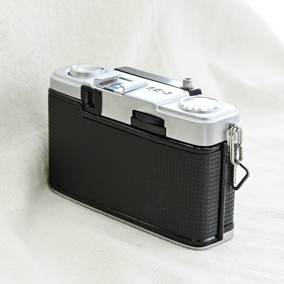 champcamera's tweet photo. 中古　OLYMPUS PEN EE-3 [OH済]　￥22,000-　by 青葉台店

EEシリーズの第3世代・黒の革張りが印象的なEE-3
固定焦点×自動露出×セレン式で電池不要で、誰でもカンタンに写真が撮れるハーフサイズカメラです📷
こちら安心の整備済み個体です✨

#中古カメラ #フィルムカメラ #ハーフカメラ #PENEE3 #青葉台 #横浜青葉台 

https://t.co/gxN6ns9NbC