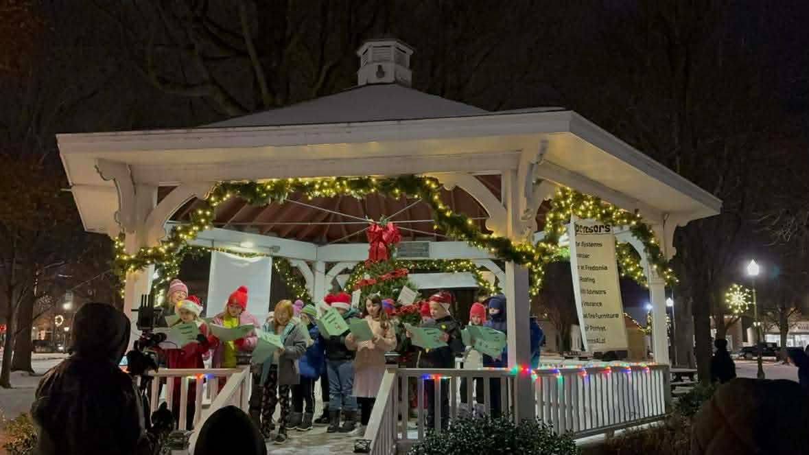 FCSD_Music's tweet image. Our FES Hillbilly Harmonics and Rockin' Recorders kids were busy spreading holiday cheer this past weekend! Hillbilly Harmonics and Rockin' Recorders provided carols and songs at the PTO Scavenger Hunt and our Hillbilly Harmonics ushered in Miracle on Main St.!