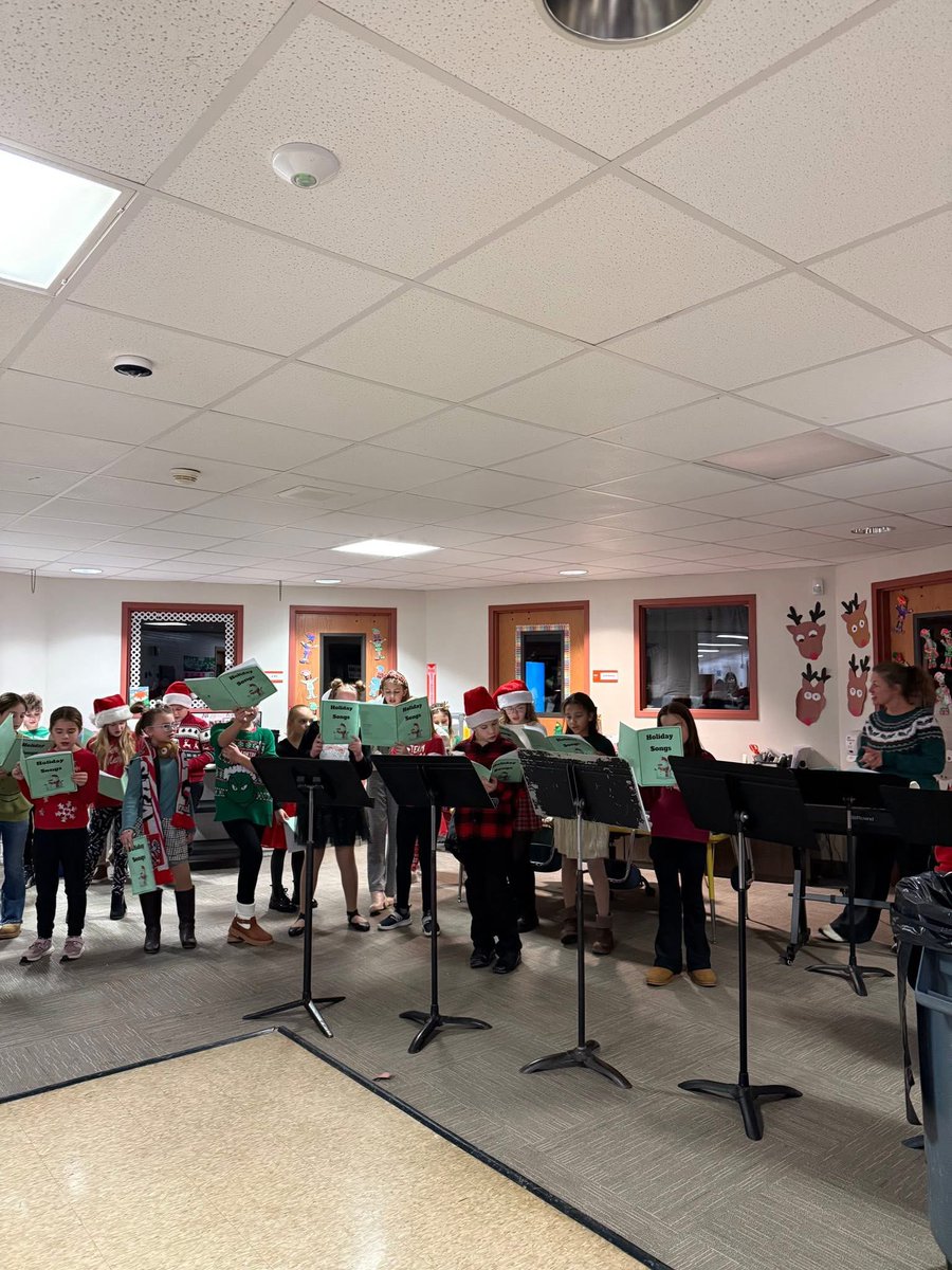 FCSD_Music's tweet image. Our FES Hillbilly Harmonics and Rockin' Recorders kids were busy spreading holiday cheer this past weekend! Hillbilly Harmonics and Rockin' Recorders provided carols and songs at the PTO Scavenger Hunt and our Hillbilly Harmonics ushered in Miracle on Main St.!