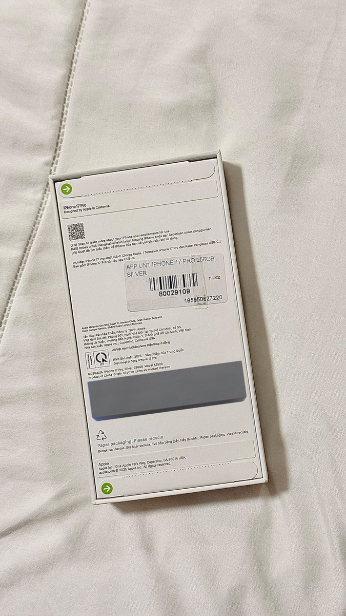 wtbeomie's tweet image. wts lfb ph

hello oomfs! helping my sister sell her sealed iphone 17 pro 256gb in silver

if anyone’s inch dm me, price is negotiable :)

comes with free tempered glass, clear case, charging adaptor 🩶

help rt thank u ⭐️
