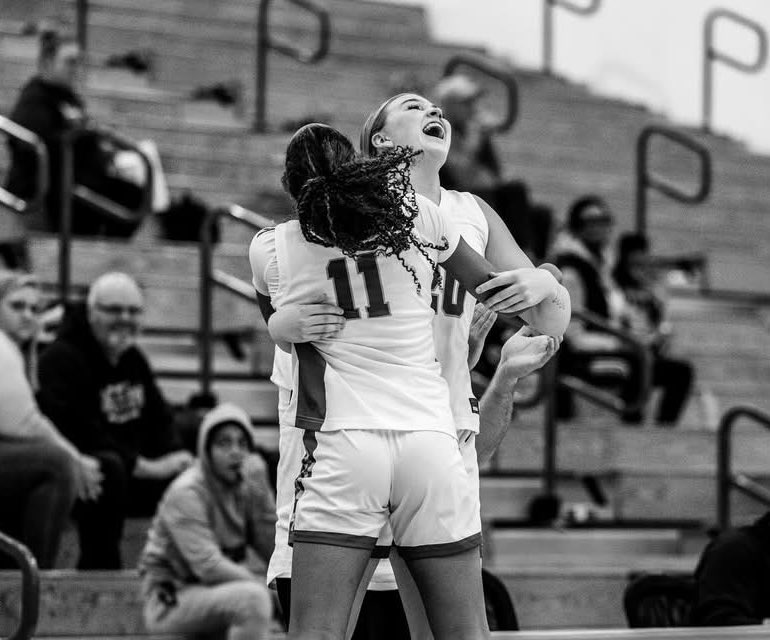 KaylaStidham's tweet image. W vs Avon #SeniorNight  #HCC
@HSEGirlsBball #DoubleDouble